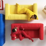 ИКЕА разкри преобразените дизайни на дивана KLIPPAN и фотьойлa POÄNG и представи новата си геймърска колекция BRÄNNBOLL на Седмицата на дизайна в Милано 2024 г.